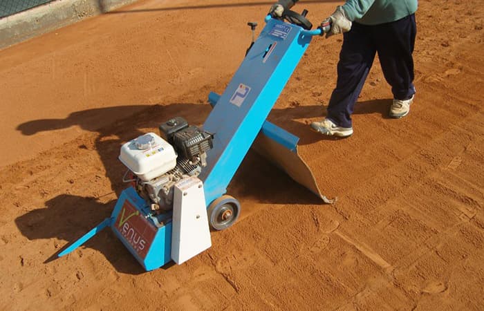 Manutenzione campi tennis in terra con sottomanto scarso